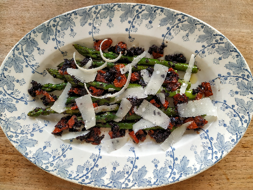 Asperges Vertes à la Tapenade et aux Tomates Confites