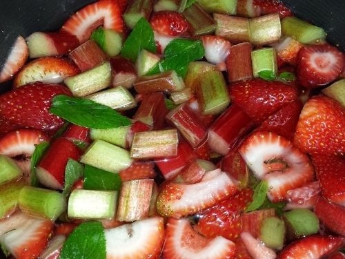 Rhubarbe et Fraises au Mascarpone les beuqueries de sabine livraison domicile entreprise